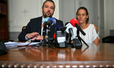 L'avocat Pierre Debuisson donne une conférence de presse avec la mère de la petite Rosa, le 9 juin 2026 à Toulouse  ( AFP / Lionel BONAVENTURE )