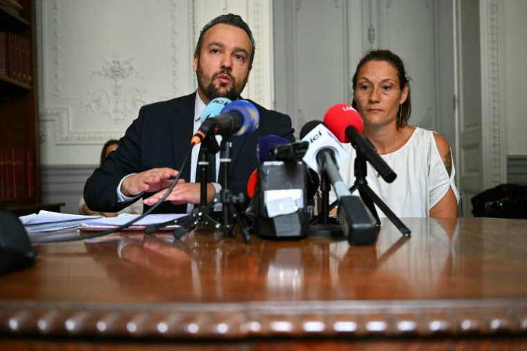 L'avocat Pierre Debuisson et la mère d'une enfant de 10 ans, qui accuse Jérôme B. de viol, le 9 juin 2026 à Toulouse ( AFP / Lionel BONAVENTURE )