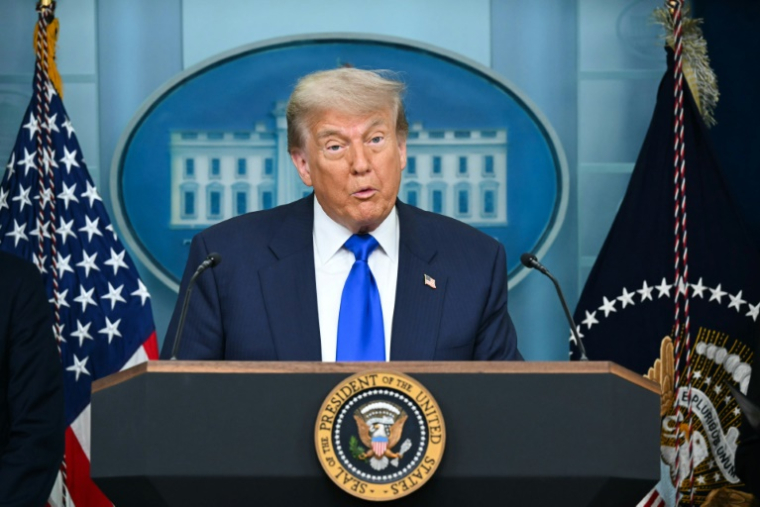 Le président américain Donald Trump lors d'une conférence de presse à la Maison Blanche, le 27 juin 2025 à Washington, après que la Cour suprême américaine a limité le pouvoir des juges de bloquer à l'échelle nationale les décisions de l'exécutif qu'ils considèrent comme illégales ( AFP / ANDREW CABALLERO-REYNOLDS )