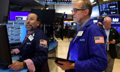 Les traders travaillent sur le parquet de la Bourse de New York (NYSE)