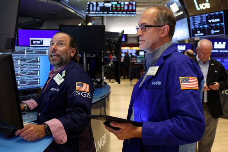 Les traders travaillent sur le parquet de la Bourse de New York (NYSE)