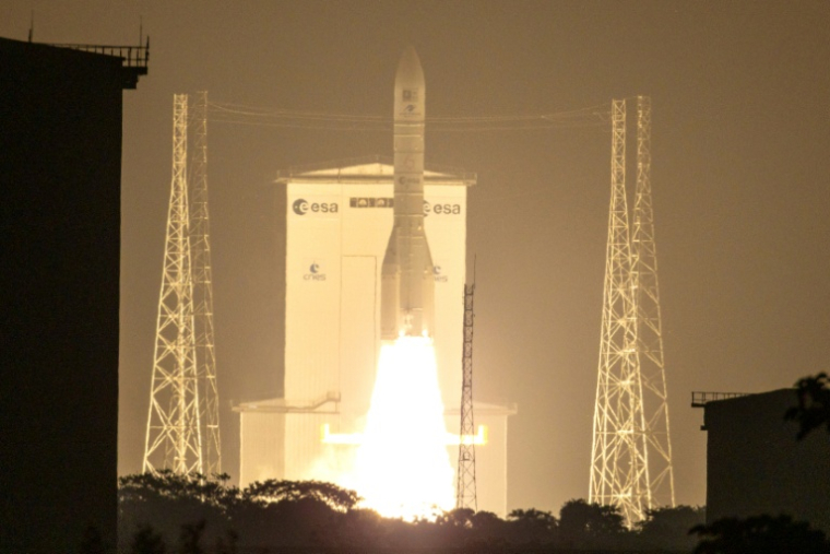 Décollage de la fusée européenne Ariane 6 pour le projet européen Galileo depuis le Centre spatial de Kourou, en Guyane française, le 17 décembre 2025 ( AFP / Ronan LIETAR )