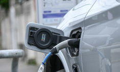 Voiture électrique en chargement, le 27 septembre 2022 à Lille  ( AFP / DENIS CHARLET )