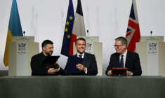 Le président ukrainien Volodymyr Zelensky, le président français Emmanuel Macron et le Preemier ministre britannique Keir Starmer réagissent à la signature de la déclaration sur le déploiement de forces post-cessez-le-feu en Ukraine, lors du sommet de la Coalition des volontaires sur les garanties de sécurité pour l'Ukraine, à l'Élysée à Paris, le 6 janvier 2026  ( POOL / Ludovic MARIN )