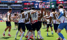Les joueurs de Team USA congratulent Alex Freeman après son but contre l'Australie, lors du Mondial, le 19 juin 2026 à Seattle ( GETTY IMAGES NORTH AMERICA / JAMIE SQUIRE )