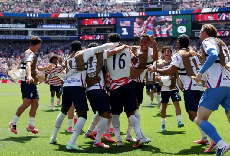 Les joueurs de Team USA congratulent Alex Freeman après son but contre l'Australie, lors du Mondial, le 19 juin 2026 à Seattle ( GETTY IMAGES NORTH AMERICA / JAMIE SQUIRE )
