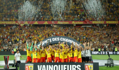 Les joueurs de Lens célèbrent leur titre dans le Trophée des champions après leur victoire 1-0 contre le Paris SG, sur la pelouse de leur stade Bollaert le 16 août 2026 ( AFP / GEOFFROY VAN DER HASSELT )