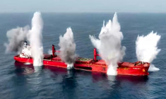 Photo diffusée par le Centre des médias Huthi Ansarullah du Yémen, le 8 juillet 2025, montrant des explosions autour du navire battant pavillon libérien Magic Seas, attaqué en mer par des combattants affiliés aux Houthis ( ANSARULLAH MEDIA CENTRE / - )