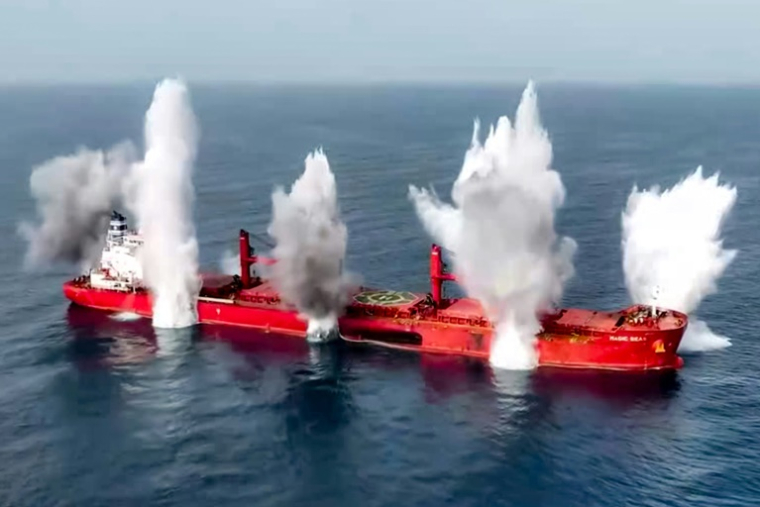 Photo diffusée par le Centre des médias Huthi Ansarullah du Yémen, le 8 juillet 2025, montrant des explosions autour du navire battant pavillon libérien Magic Seas, attaqué en mer par des combattants affiliés aux Houthis ( ANSARULLAH MEDIA CENTRE / - )
