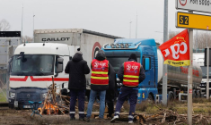 Un barrage routier près de la raffinerie TotalEnergies à Gonfreville-L'Orcher, près du Havre