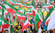 Des milliers d'opposants iraniens réclament la chute de la République islamique lors d'une manifestation, le 7 février 2026 à Berlin ( AFP / John MACDOUGALL )
