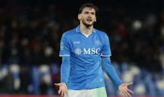 Un supporter de Naples met déjà Kvaratskhelia à la poubelle