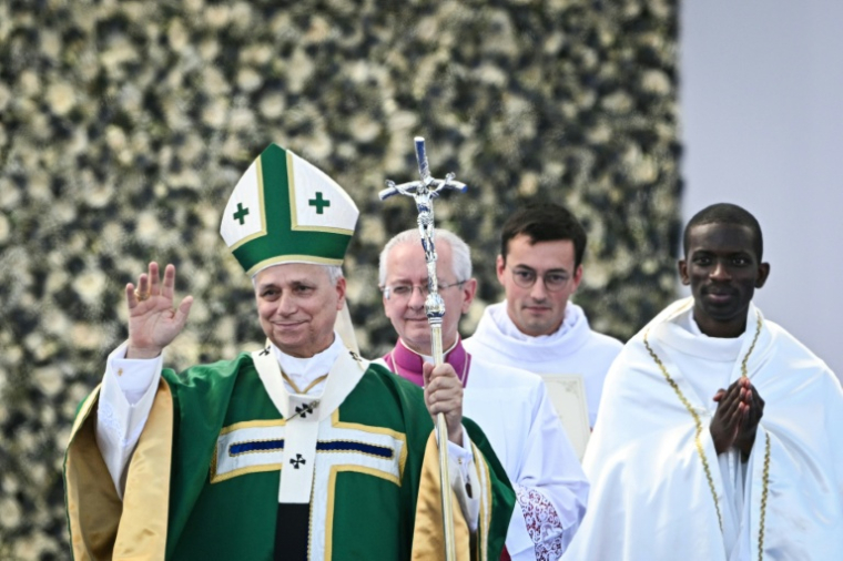 Le pape Léon XIV salue les fidèles après la messe célébrée sur la prairie du sanctuaire marial de Lourdes, le 27 septembre 2026 ( AFP / Lionel BONAVENTURE )