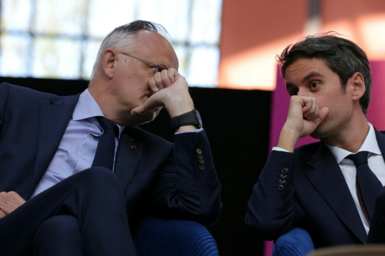 Les anciens Premiers ministres Edouard Philippe et Gabriel Attal lors d'un meeting du parti Renaissance, le 6 avril 2025 à Saint-Denis ( AFP / Thomas SAMSON )