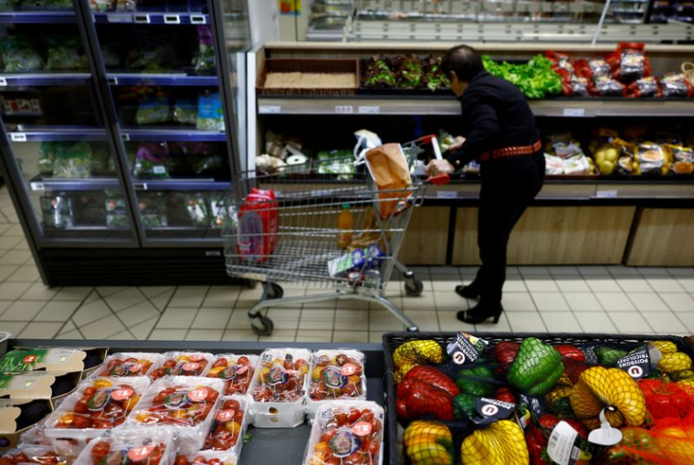 Des clients font leurs courses dans un supermarché de Chanverrie