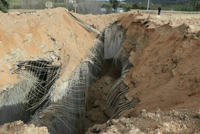 Un cratère sur le pont détruit de Qasmiyeh, dans le sud du Liban, après un bombardement israélien, le 23 mars 2026 ( AFP / Kawnat HAJU )