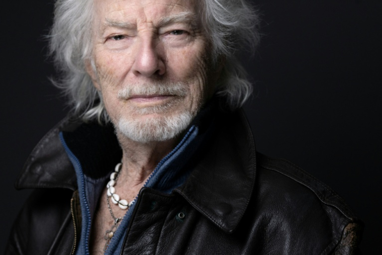Le chanteur Hugues Aufray, 96 ans, pose chez lui à Marly-le-Roi, dans les Yvelines, le 14 octobre 2025 ( AFP / JOEL SAGET )