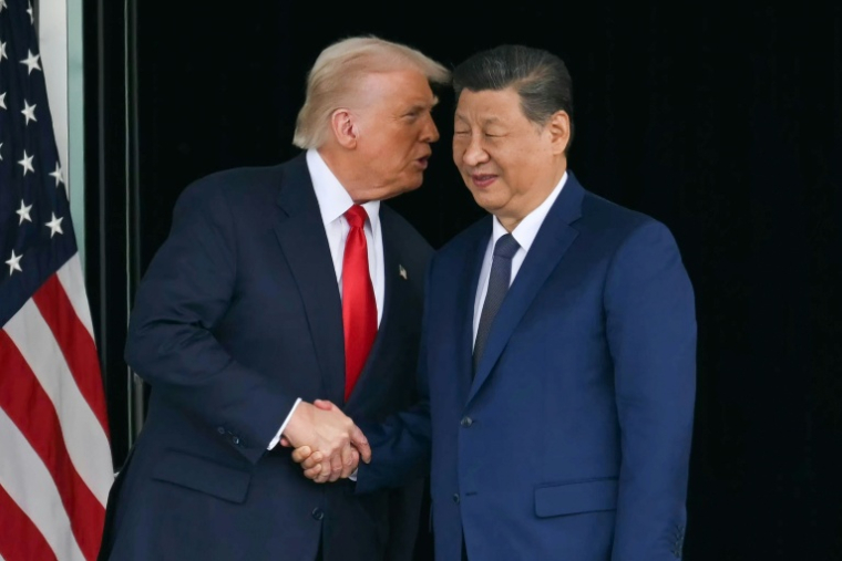 Le président américain Donald Trump (g) et le président chinois Xi Jinping lors d'une rencontre à Busan, le 30 octobre 2025 en Corée du Sud ( AFP / ANDREW CABALLERO-REYNOLDS )