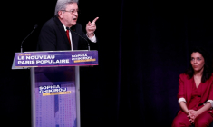 Le leader de La France insoumise Jean-Luc Mélenchon et la candidate LFI à la mairie de Paris, Sophia Chikirou, lors d'un meeting à la Mutualité, le 9 mars 2026 ( AFP / Kenzo TRIBOUILLARD )