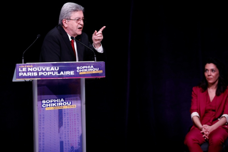 Le leader de La France insoumise Jean-Luc Mélenchon et la candidate LFI à la mairie de Paris, Sophia Chikirou, lors d'un meeting à la Mutualité, le 9 mars 2026 ( AFP / Kenzo TRIBOUILLARD )