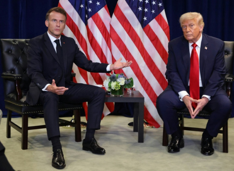 Emmanuel Macron et Donald Trump en marge de l'Assemblée générale des Nations unies à New York, le 23 décembre 2025 ( AFP / Ludovic MARIN )