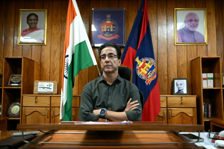 Le chef de la police de l'archipel indien des Andaman-et-Nicobar, HGS Dhaliwal, lors d'un entretien à l'AFP dans son bureau à Sri Vijaya Puram, la capitale de l'archipel,  le 22 mars 2026  ( AFP / R. Satish BABU )