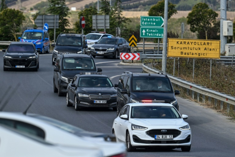Le convoi du président du parti d'opposition CHP, Özgür Özel, arrive à la prison de Silivri pour une audience du maire d'Istanbul emprisonné Ekrem Imamoglu, le 26 septembre 2025 à Istanbul, en Turquie ( AFP / Ozan KOSE )