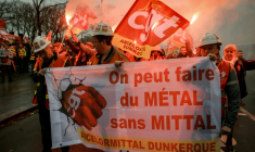 Des employés d'ArcelorMittal, venus en bus de leurs sites du Nord et de la Moselle, défilent lors d'une action organisée par la CGT sur l'Esplanade des Invalides, en soutien au projet de loi LFI, examiné par les députés, le 27 novembre 2025 à Paris ( AFP / Alain JOCARD )