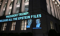 Un message demandant à Donald Trump de dévoiler les documents sur l'affaire Jeffrey Epstein à Washington le 18 juillet 2025 ( AFP / Alex WROBLEWSKI )