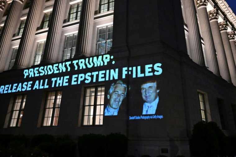 Un message demandant à Donald Trump de dévoiler les documents sur l'affaire Jeffrey Epstein à Washington le 18 juillet 2025 ( AFP / Alex WROBLEWSKI )