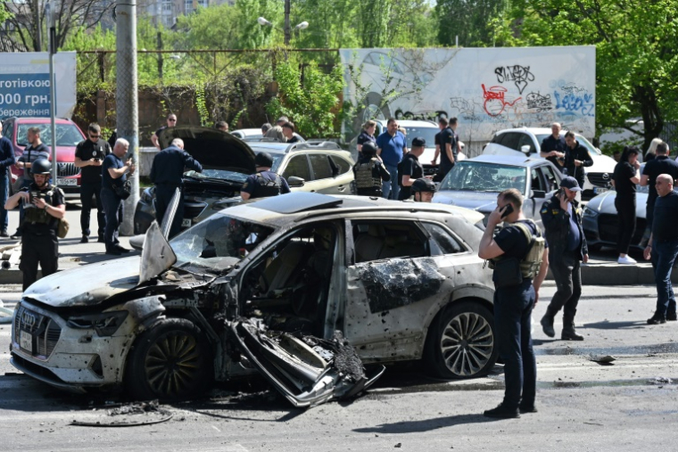 Après une attaque de drones russes à Kharkiv, dans l'est de l'Ukraine, le 22 avril 2025 ( AFP / SERGEY BOBOK )