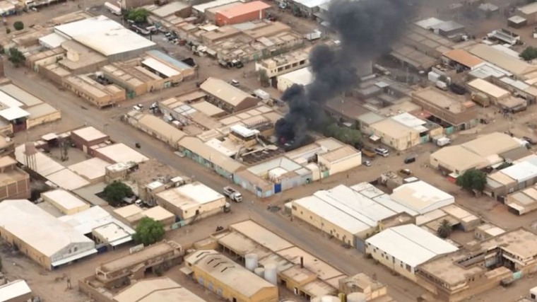 Vue d'un incendie dans la zone industrielle d'Omdurman, au Soudan
