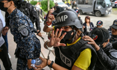 La journaliste philippine Frenchie Mae Cumpio arrive au tribunal de Tacloban, le 22 janvier 2026 ( AFP / Jam STA ROSA )