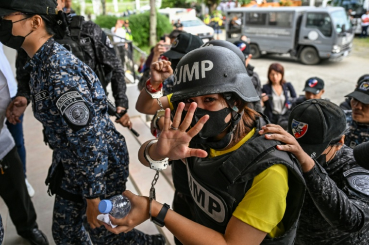 La journaliste philippine Frenchie Mae Cumpio arrive au tribunal de Tacloban, le 22 janvier 2026 ( AFP / Jam STA ROSA )