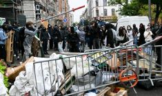 Des manifestants utilisent des débris, des palettes et des barrières métalliques pour bloquer une route lors d’une manifestation syndicale contre les mesures budgétaires du gouvernement fédéral dans le quartier des Marolles, au centre de Bruxelles, le 9 octobre 2026 ( AFP / NICOLAS TUCAT )