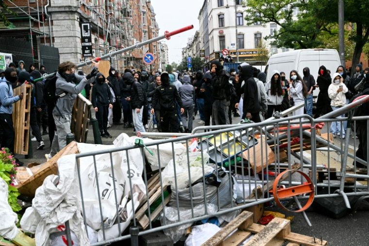 Des manifestants bloquent une route lors d’une manifestation syndicale contre les mesures budgétaires du gouvernement fédéral dans le quartier des Marolles, au centre de Bruxelles, le 9 octobre 2026 ( AFP / NICOLAS TUCAT )