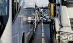 Des bus garés avant une opération escargot de chauffeurs de poids lourds et d’autocars sur le périphérique de Paris, le 30 mars 2026 ( AFP / STEPHANE DE SAKUTIN )