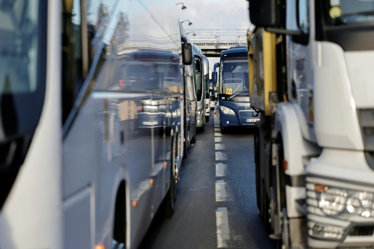 Des bus garés avant une opération escargot de chauffeurs de poids lourds et d’autocars sur le périphérique de Paris, le 30 mars 2026 ( AFP / STEPHANE DE SAKUTIN )