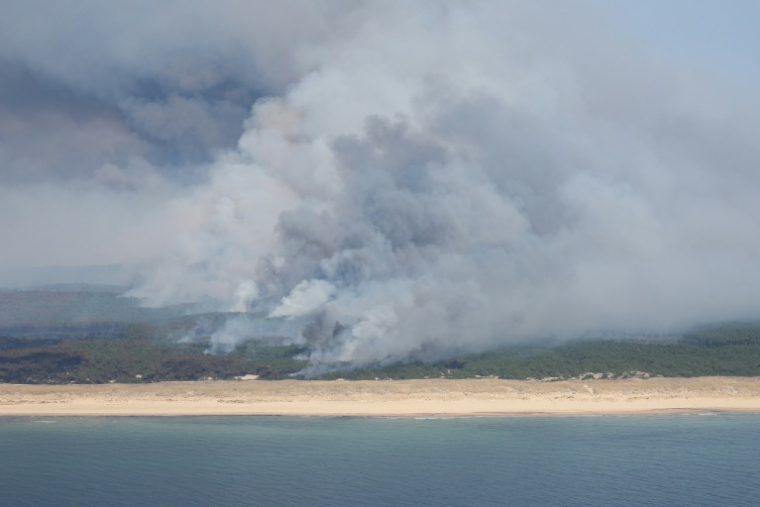 Incendie de forêt autour du bassin d'Arcachon, dans le sud-ouest de la France, le 24 juillet 2026 ( AFP / ROMAIN PERROCHEAU )
