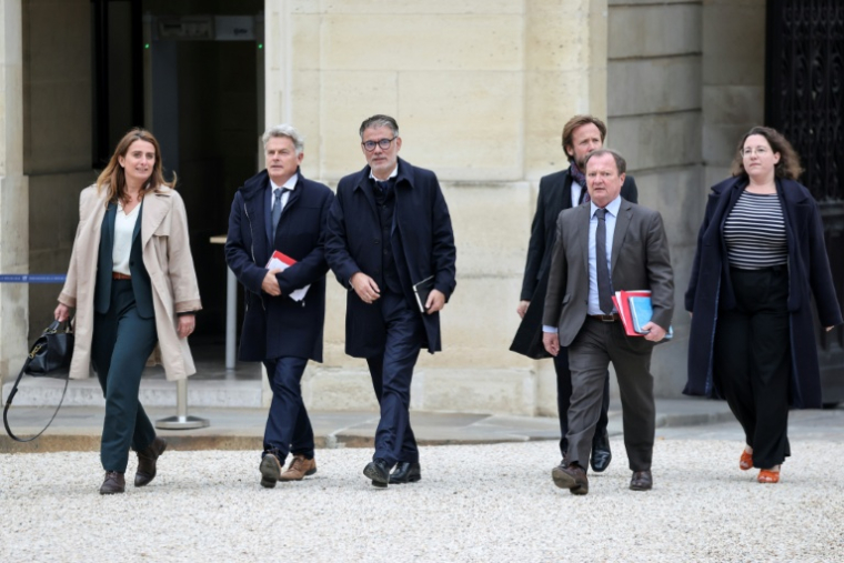 Les dirigeants des Ecologistes, du PCF et du PS arrivent au palais de l'Elysée : (de g à d) Marine Tondelier, Fabien Roussel, Olivier Faure, Boris Vallaud, Stéphane Peu et Cyrielle Châtelain, le 10 octobre 2025 à Paris ( AFP / Ludovic MARIN )