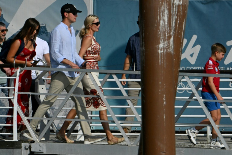 Ivanka Trump et son mari Jared Kushner se dirigent vers un bateau-taxi après leur arrivée à l'aéroport de Venise Marco Polo, le 24 juin 2025 ( AFP / Stefano Rellandini )