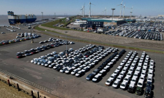 Des voitures du groupe Volkswagen attendent d'être exportées vers les États-Unis depuis le port maritime d'Emden