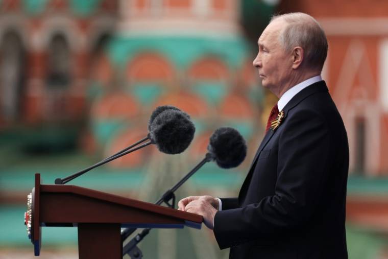 Vladimir Poutine lors d'un discours sur la place Rouge, le 9 mai 2026, sur une photographie de pool distribuée par l'agence étatique Spoutnik ( POOL / Vyacheslav PROKOFYEV )