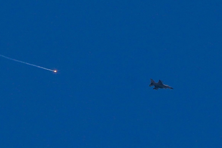 Un avion de combat israélien au-dessus de Soueida, dans le sud de la Syrie, le 15 juillet 2025 ( AFP / Bakr ALKASEM )