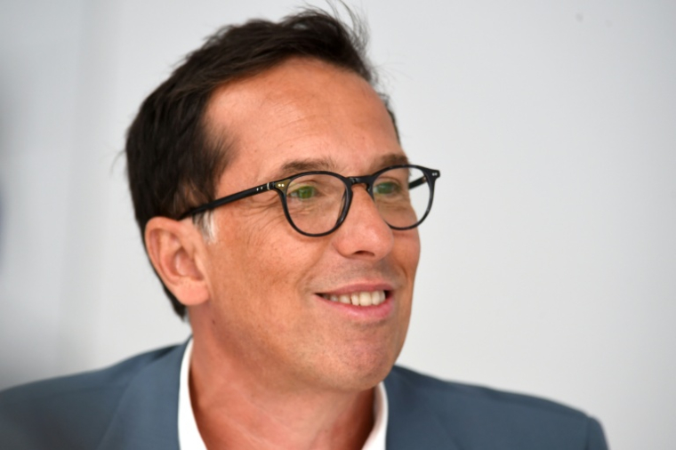 Nicolas Hieronimus, le directeur général du groupe français L'Oréal, s'entretient avec des journalistes, le 26 août 2021, à l'hippodrome de Longchamp à Paris ( AFP / Eric PIERMONT )