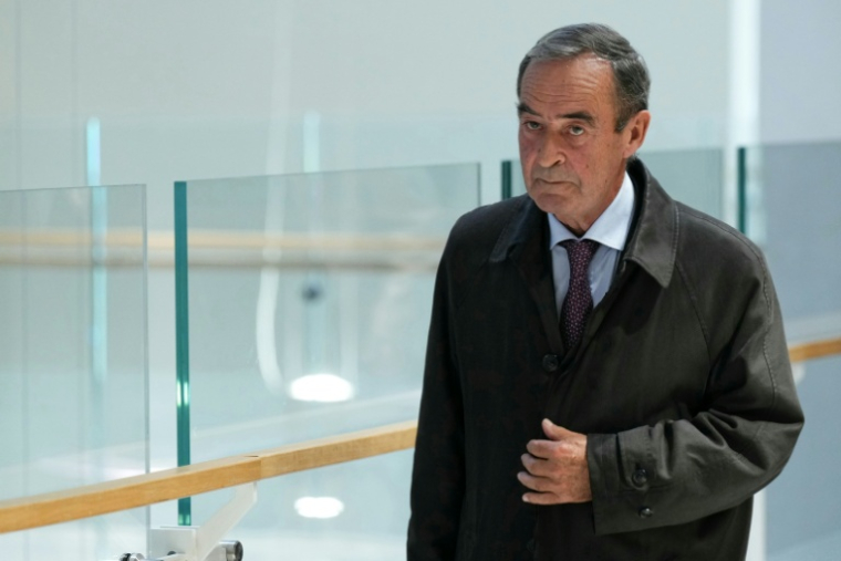 L'ancien PDG de Lafarge Bruno Lafont arrive au tribunal de Paris le 4 novembre 2025 ( AFP / Dimitar DILKOFF )