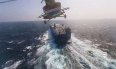 Un hélicoptère militaire houthi survolant le cargo Galaxy Leader en mer Rouge