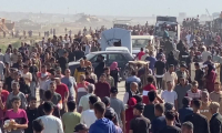 Rafah: des Gazaouis transportent l'aide alimentaire depuis le nouveau centre de distribution