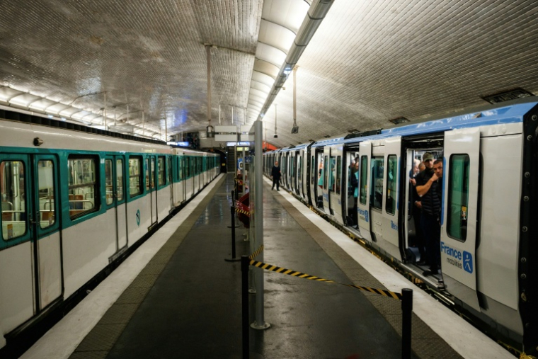 Le vieux metro MF67 (g) sur la ligne 10 de la RATP, et le nouveau métro MF19 appelé à le remplacer, le jour de son inauguration, le 16 octobre 2025 à Paris ( AFP / Dimitar DILKOFF )