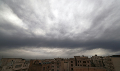 Un épais nuage de fumée formé au-dessus de Téhéran après de nouvelles frappes aériennes israélo-américaines, le 8 mars 2026  ( AFP / ATTA KENARE )